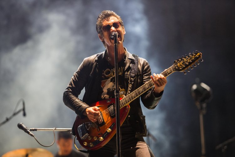 Arctic Monkeys anuncia lançamento de álbum ao vivo