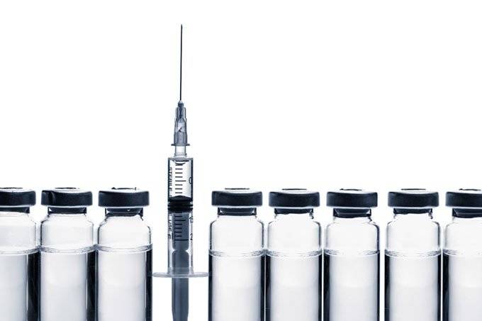 Covid-19: Jovens devem esperar até 2022 para serem vacinados, diz OMS