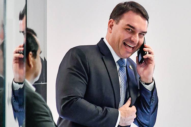 Flávio Bolsonaro ganha tempo com ‘quase-denúncia’, anunciada há um mês