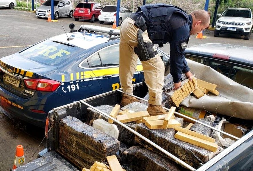 A Polícia Rodoviária Federal apreendeu quase meia tonelada de maconha em uma caminhonete na Freeway