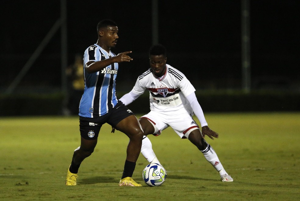 Cuiabano recebe assédio de outros clubes, mas decide seguir no Grêmio à espera de mais chances