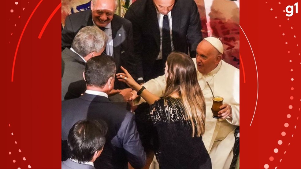 prefeito de Porto Alegre entrega cuia de chimarrão para Papa Francisco no Vaticano