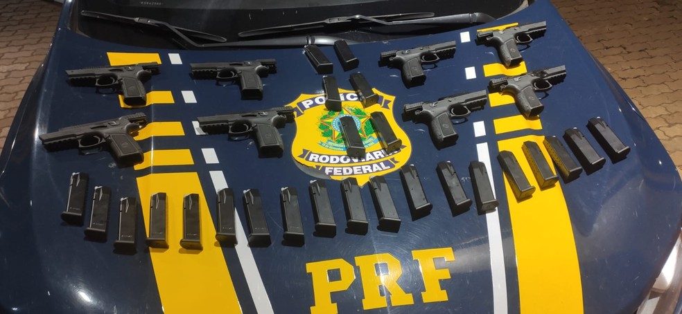 8 pistolas, 25 carregadores e quase 2 mil kg de maconha são encontrados escondidos em carreta, em Santa Tereza do Oeste