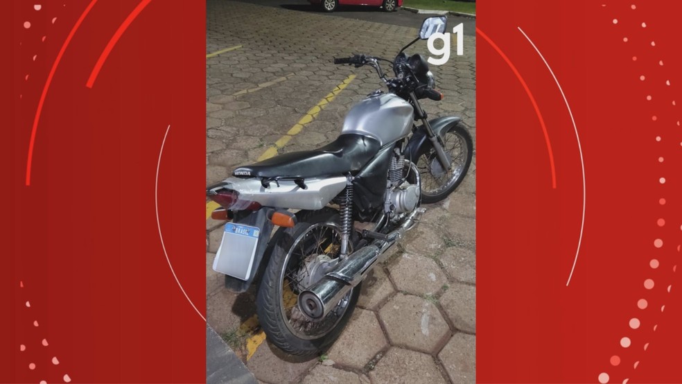 Motocicleta roubada é encontrada com placa falsa de metal e papel adesivo na BR-277, em Cascavel, afirma PM