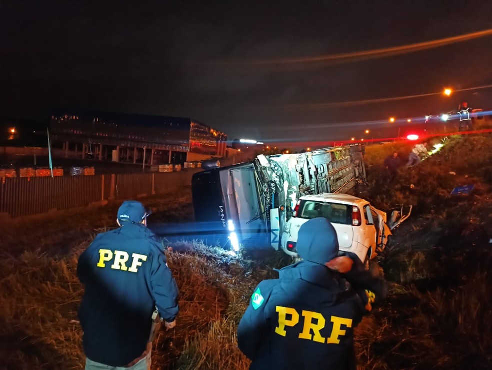 Duas pessoas morrem e três ficam gravemente feridas em acidente entre ônibus e carro na BR-116, em Quatro Barras