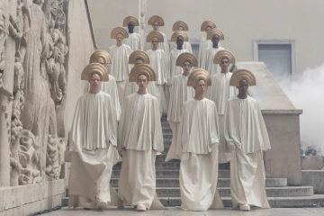 Rick Owens Ganha Exposição Histórica em Paris com Estilo Brutalista e Poético