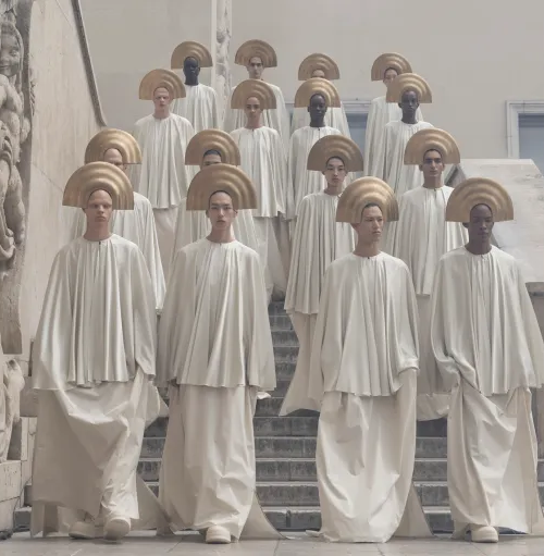 Rick Owens Ganha Exposição Histórica em Paris com Estilo Brutalista e Poético