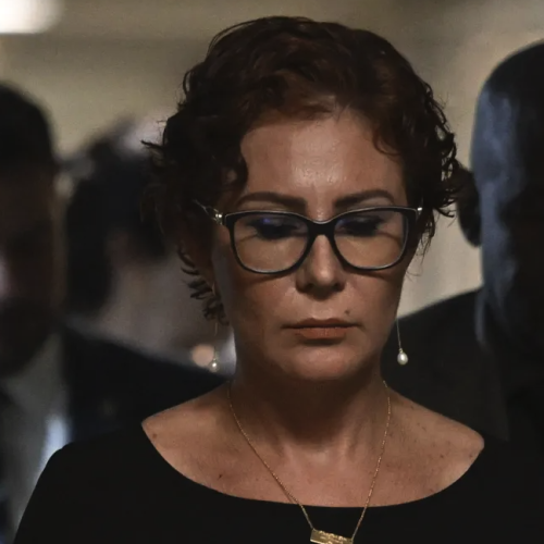 Carla Zambelli e mais seis brasileiras estão na lista da Interpol por crimes graves