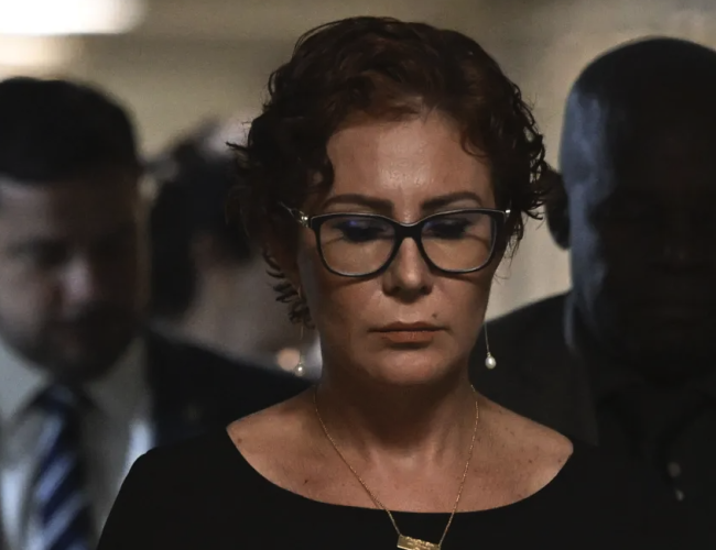 Carla Zambelli e mais seis brasileiras estão na lista da Interpol por crimes graves