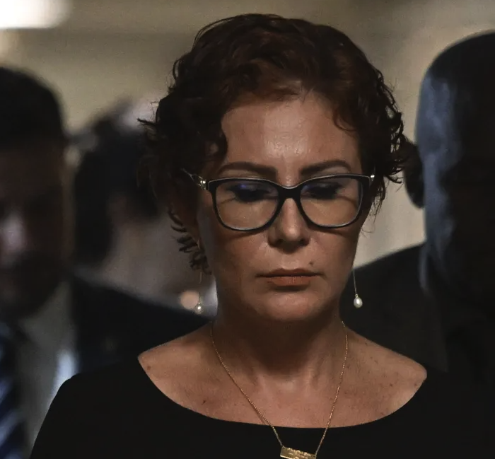 Carla Zambelli e mais seis brasileiras estão na lista da Interpol por crimes graves
