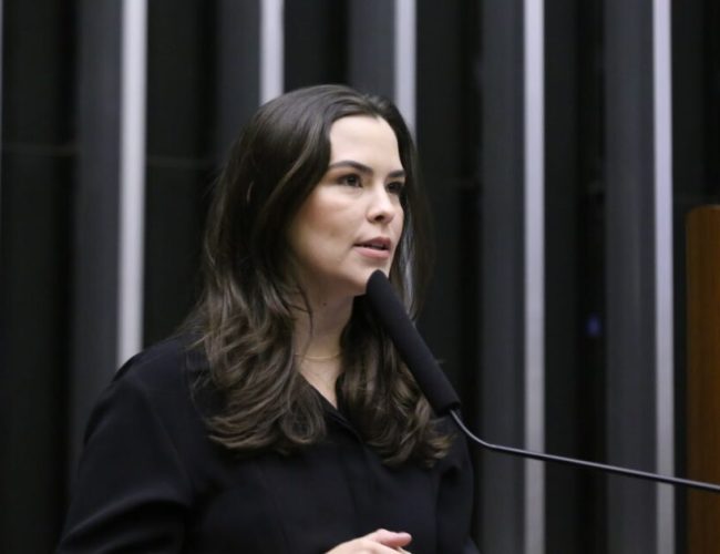 Maria Arraes propõe e Câmara dos Deputados aprova mudança de nome da Sala de Líderes para “Sala Miguel Arraes”