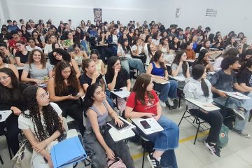 Singular Anglo tem curso voltado para alunos de escola pública e concurso de bolsas