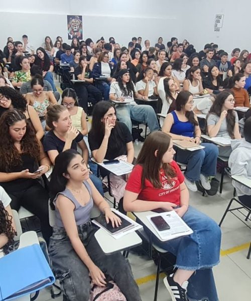Singular Anglo tem curso voltado para alunos de escola pública e concurso de bolsas