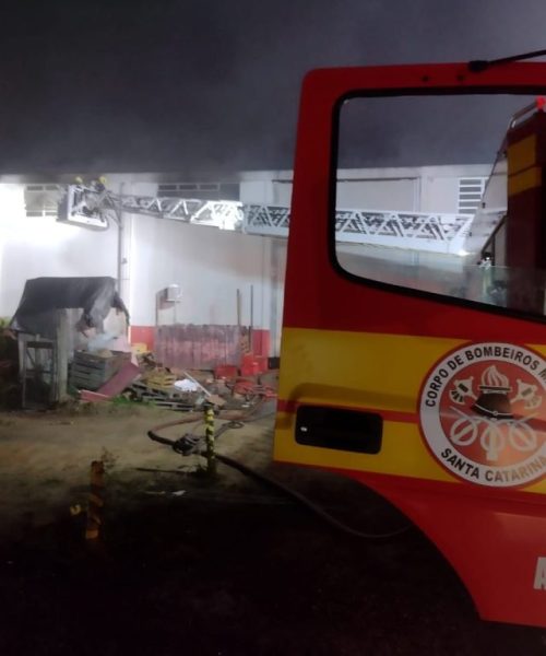 “Fogo devasta mercado em Orleans e desencadeia missão de resgate envolvendo bombeiros