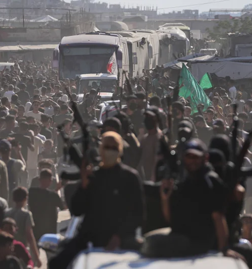 Acordo entre Israel e Hamas inicia libertação de reféns e traz trégua após dois anos de guerra