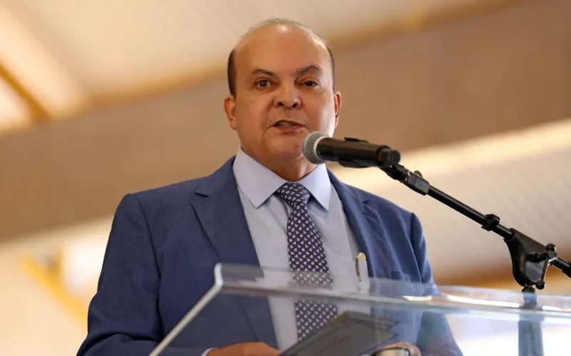 Oposição no Distrito Federal exige impeachment de Ibaneis após ser mencionado por Vorcaro