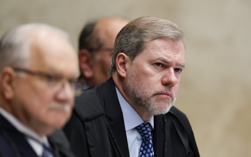 Autoridades solicitam afastamento de Dias Toffoli do caso Master após acusações; ministro nega recebimento de valores ilícitos da Vorcaro.