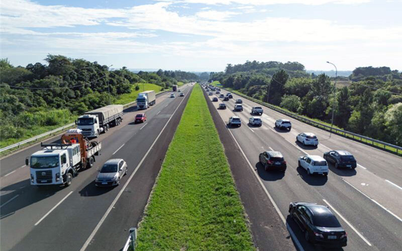 Transmissão ao vivo: Grande fluxo de veículos na FreeWay em direção ao Litoral Norte
