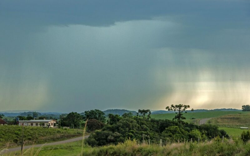 INMET emite novos avisos de tempestade para região sul do Rio Grande do Sul