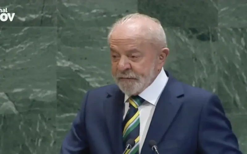Após cirurgia de catarata, Lula apresenta melhora significativa em sua visão.