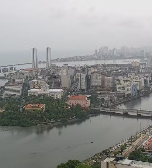Carnaval sob a água: Recife revive caos com ruas alagadas