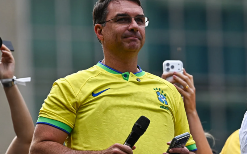 Flávio Bolsonaro desembarca no Nordeste para testar popularidade como pré-candidato à Presidência