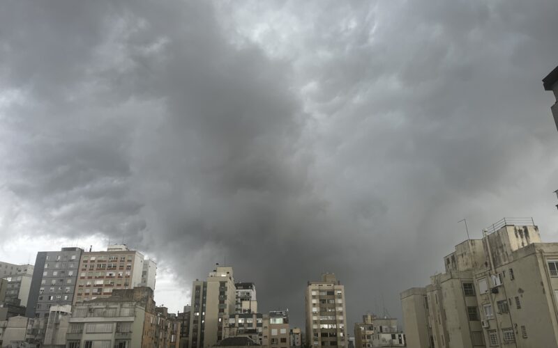 Tempestade arrasa região metropolitana com precipitação intensa, rajadas de vento e pedras de granizo