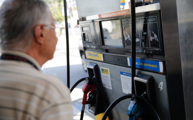 Governo isenta impostos do diesel e implementa programa de incentivo até o fim do ano