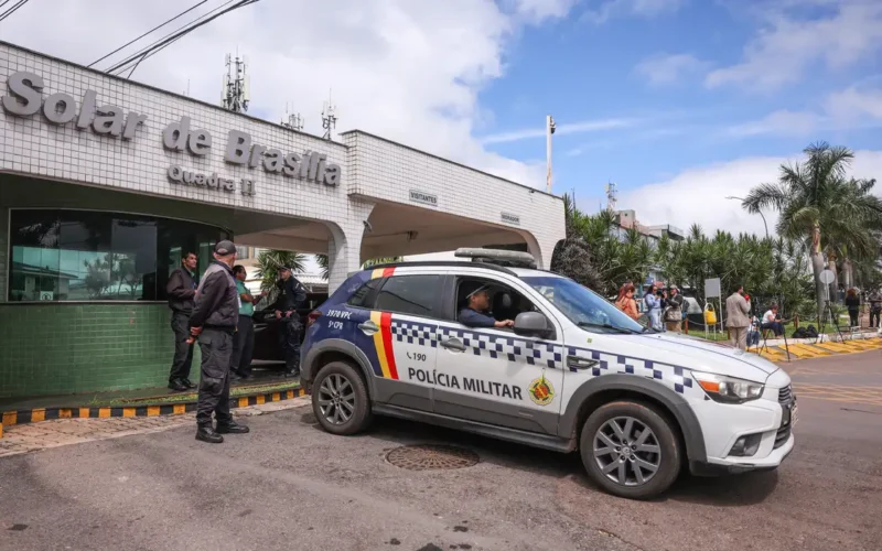 Moraes rejeita pedido de acesso irrestrito dos filhos de Bolsonaro à prisão domiciliar