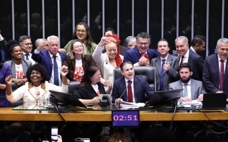 Câmara Legislativa aprova em duas votações proposta que extingue a escala 6×1