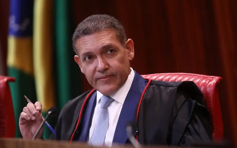 Nunes Marques assume a presidência do TSE e lidera os preparativos para as eleições