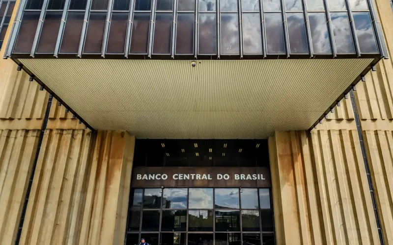 Taxa Selic cai para 14,5% ao ano após decisão do Banco Central