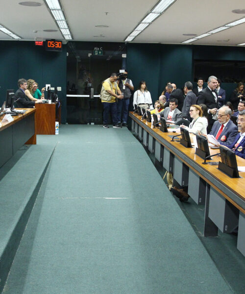 Comissão dá sinal verde para acabar com a escala 6×1; proposta segue para votação na Câmara