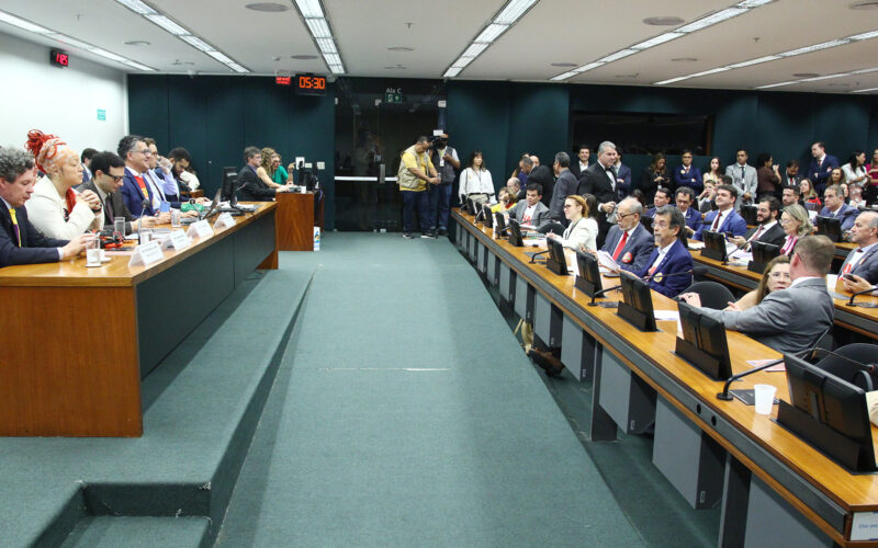 Comissão dá sinal verde para acabar com a escala 6×1; proposta segue para votação na Câmara
