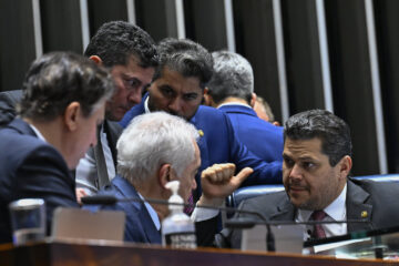 Senado adia discussão sobre PEC que extingue a escala 6×1