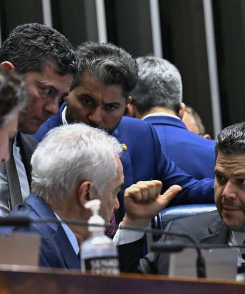 Senado adia discussão sobre PEC que extingue a escala 6×1