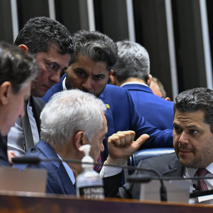 Senado adia discussão sobre PEC que extingue a escala 6×1