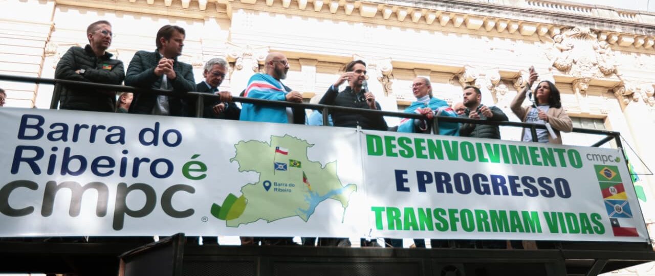 Leite se une a manifestação em apoio à CMPC em frente ao Palácio Piratini