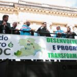 Leite se une a manifestação em apoio à CMPC em frente ao Palácio Piratini