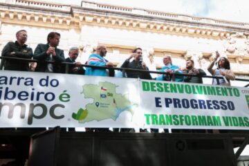Leite se une a manifestação em apoio à CMPC em frente ao Palácio Piratini