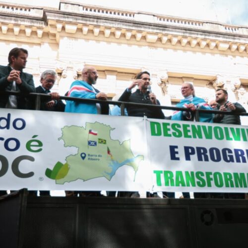 Leite se une a manifestação em apoio à CMPC em frente ao Palácio Piratini