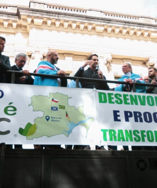 Leite se une a manifestação em apoio à CMPC em frente ao Palácio Piratini