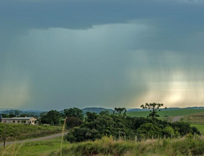 Tempestades à vista: Inmet emite alerta amarelo para regiões do RS entre os dias 11 e 12 de outubro