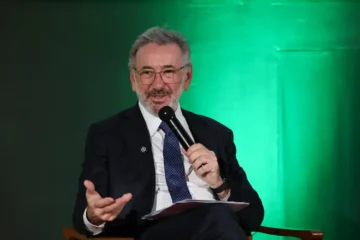 Aumento de tarifas dos EUA coloca em risco indústrias brasileiras, incluindo calçados e máquinas