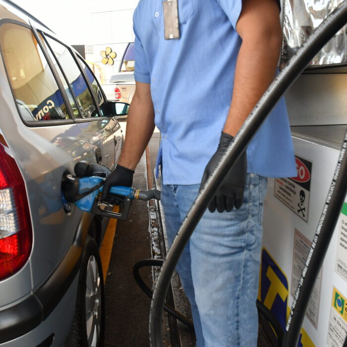 Gasolina tem queda em maio impulsionada por etanol mais acessível e apoio do governo