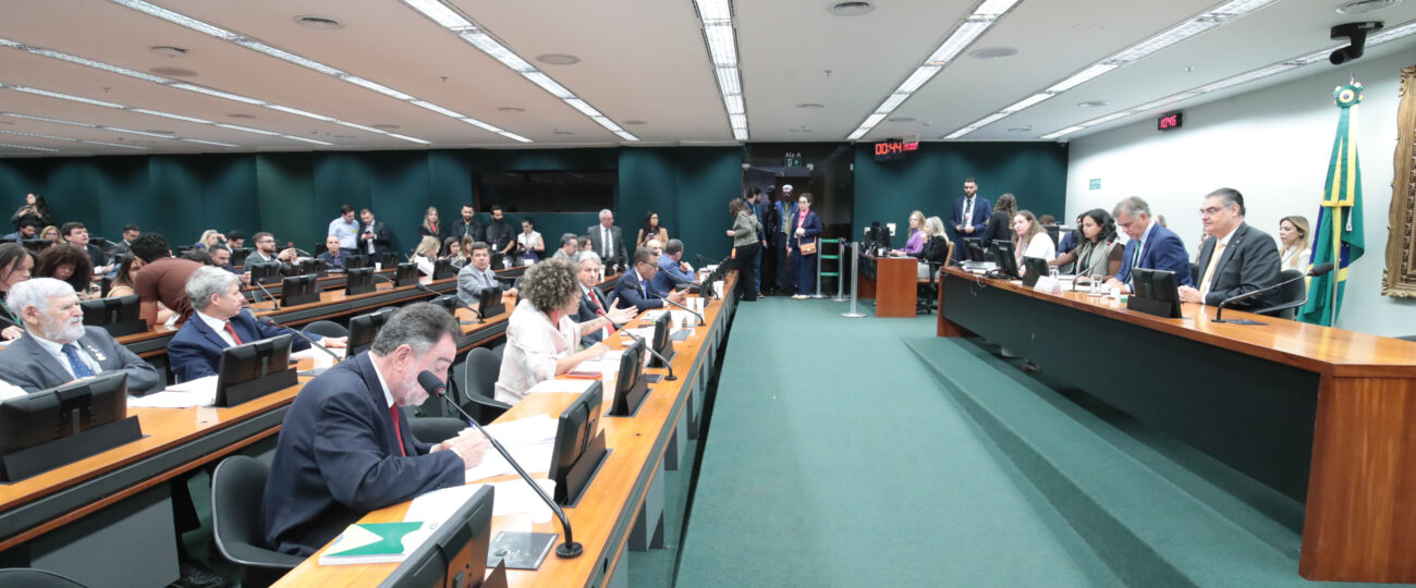 CCJ dá sinal verde para proposta que limita maioridade penal a 16 anos