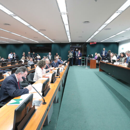 CCJ dá sinal verde para proposta que limita maioridade penal a 16 anos
