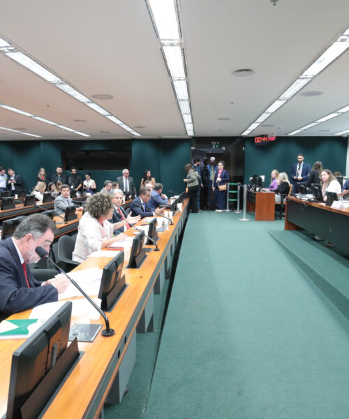 CCJ dá sinal verde para proposta que limita maioridade penal a 16 anos
