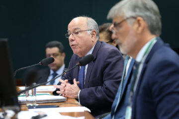 Chanceler do Brasil critica a legitimidade da tarifa imposta pelos Estados Unidos
